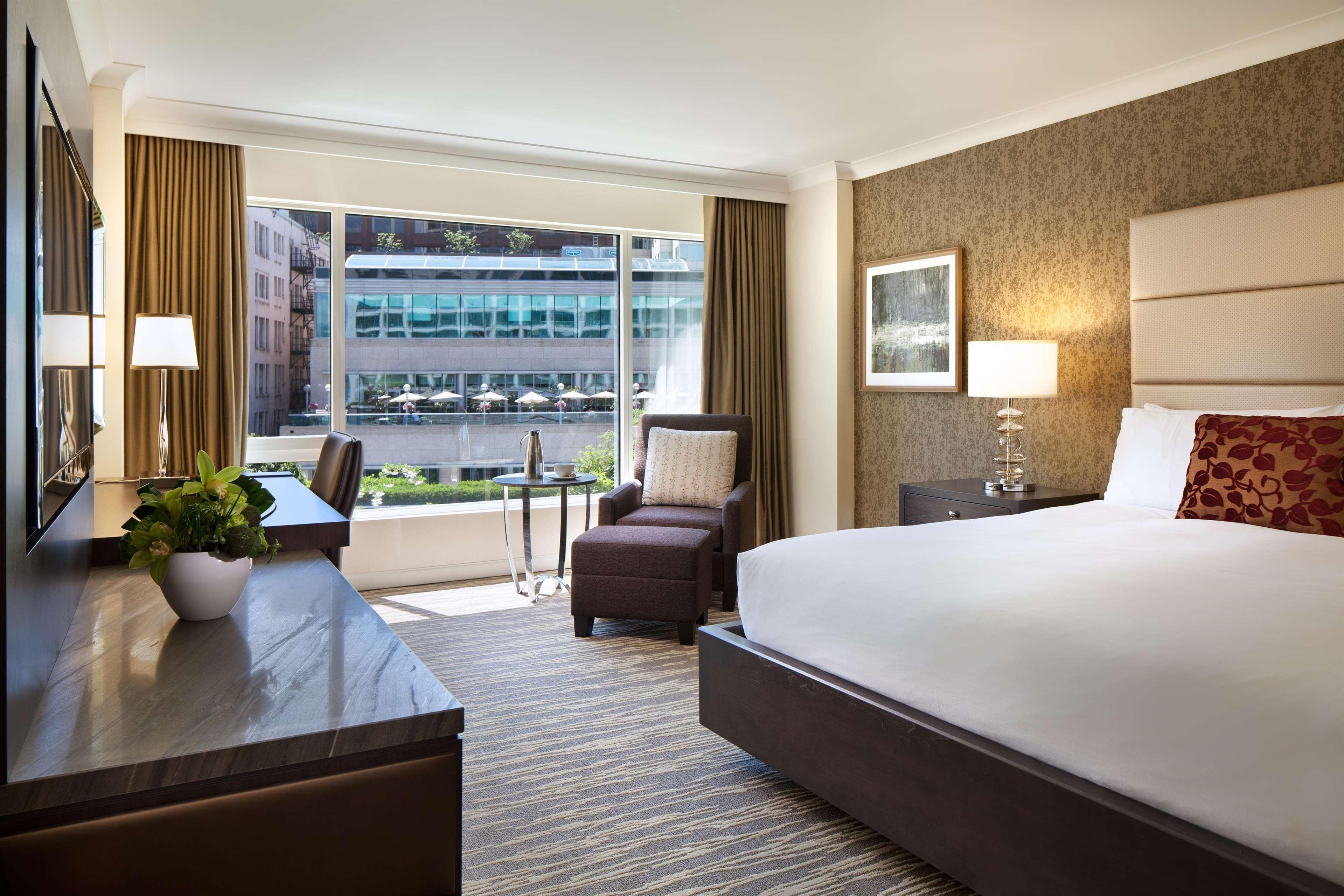 Hotel Fairmont Waterfront Vancouver Exteriér fotografie A guest room at the Four Seasons Hotel