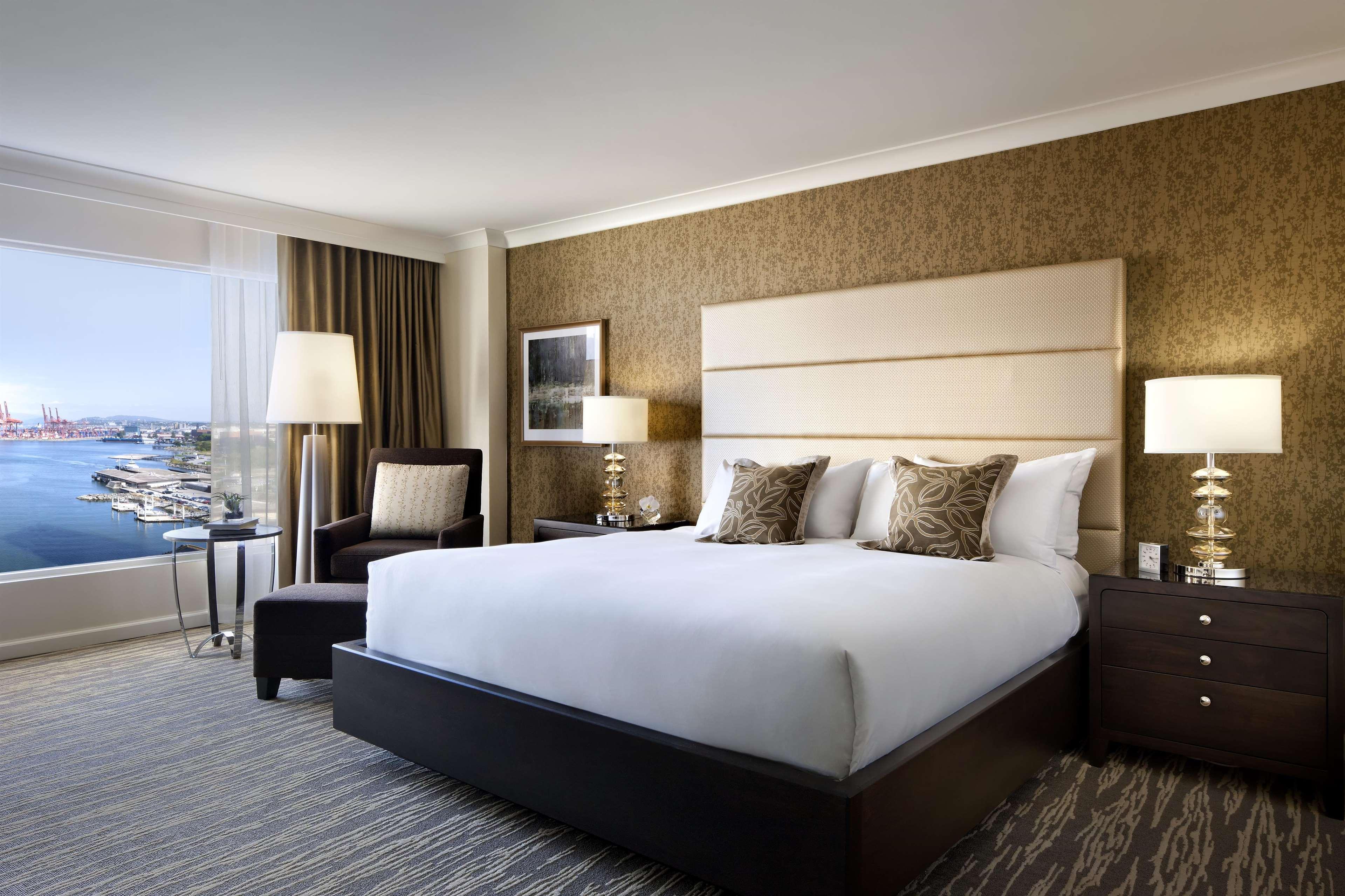Hotel Fairmont Waterfront Vancouver Exteriér fotografie A guest room at the Hilton San Diego Bayfront