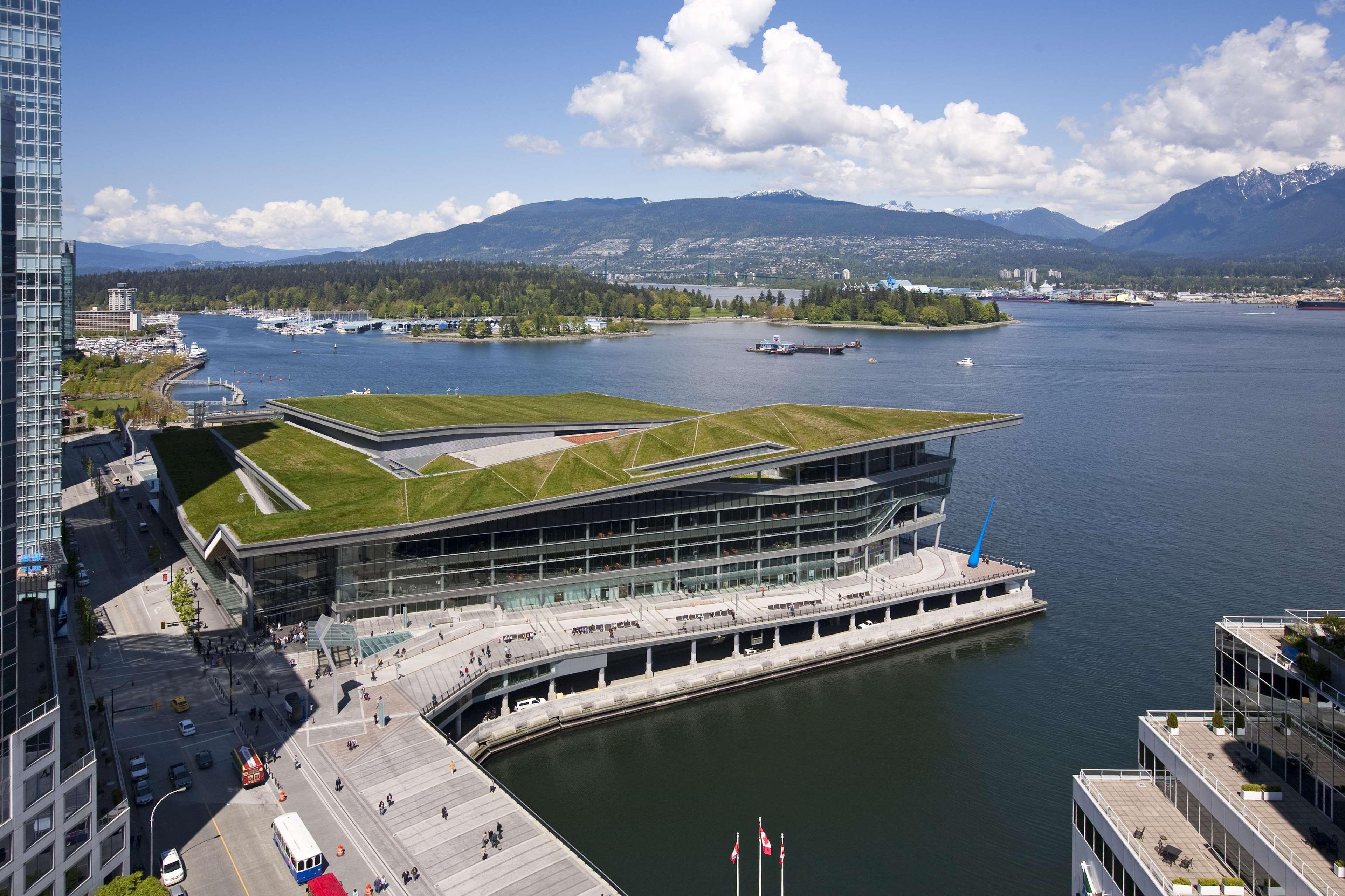 Hotel Fairmont Waterfront Vancouver Exteriér fotografie The Canada Place building, the main terminal of the airport