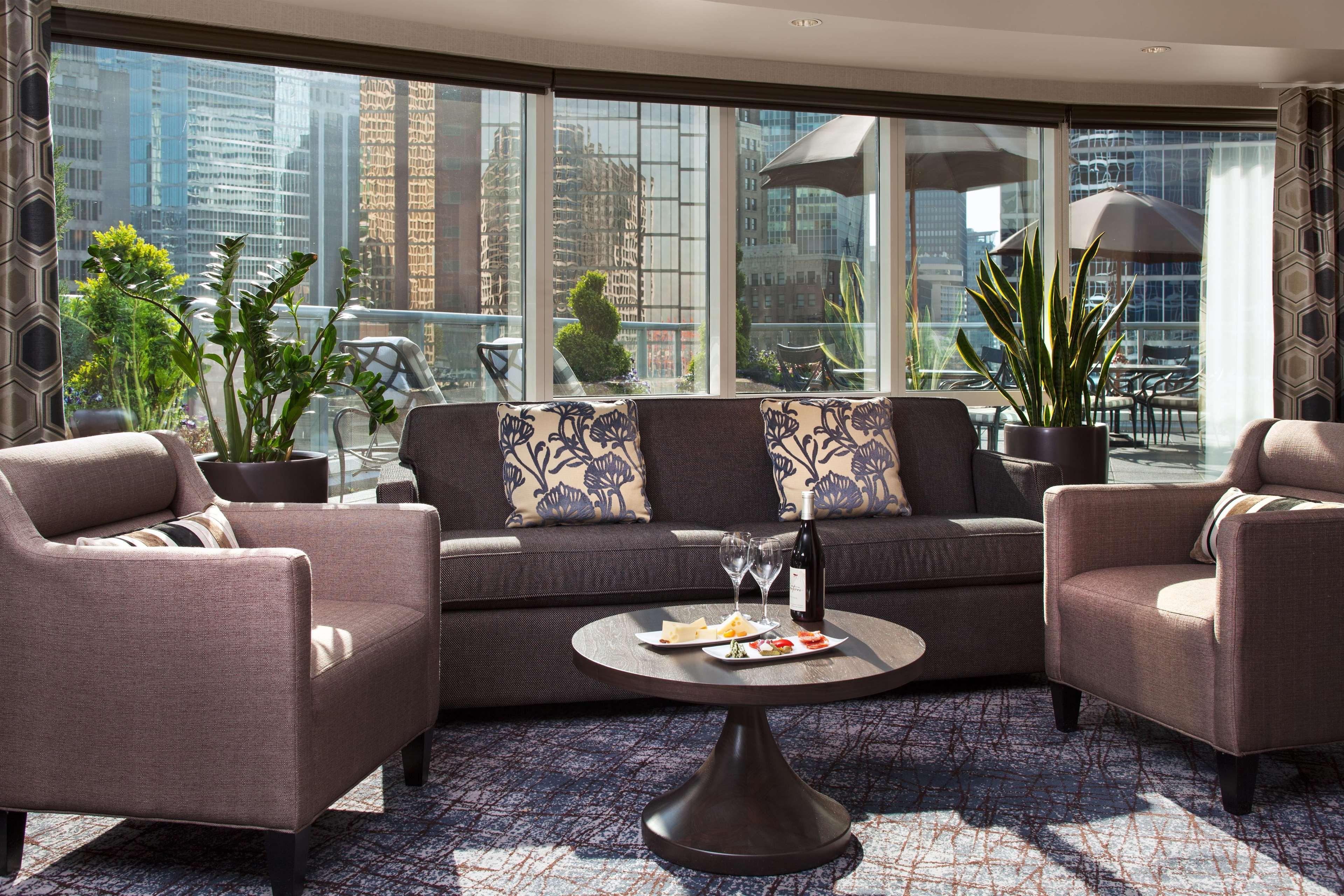 Hotel Fairmont Waterfront Vancouver Exteriér fotografie The Club Lounge at the Ritz-Carlton, Hong Kong