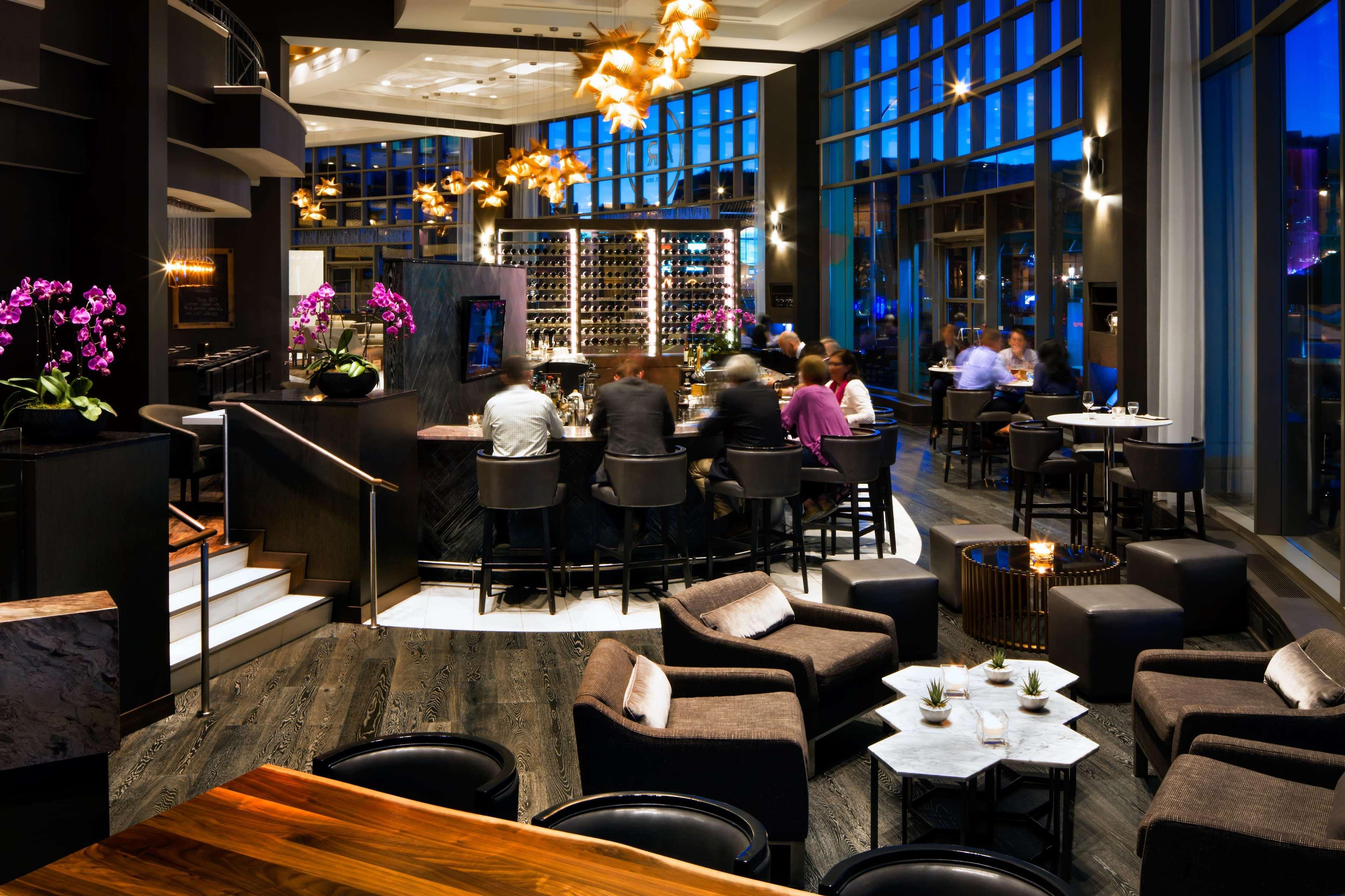 Hotel Fairmont Waterfront Vancouver Exteriér fotografie The bar at the 19th floor