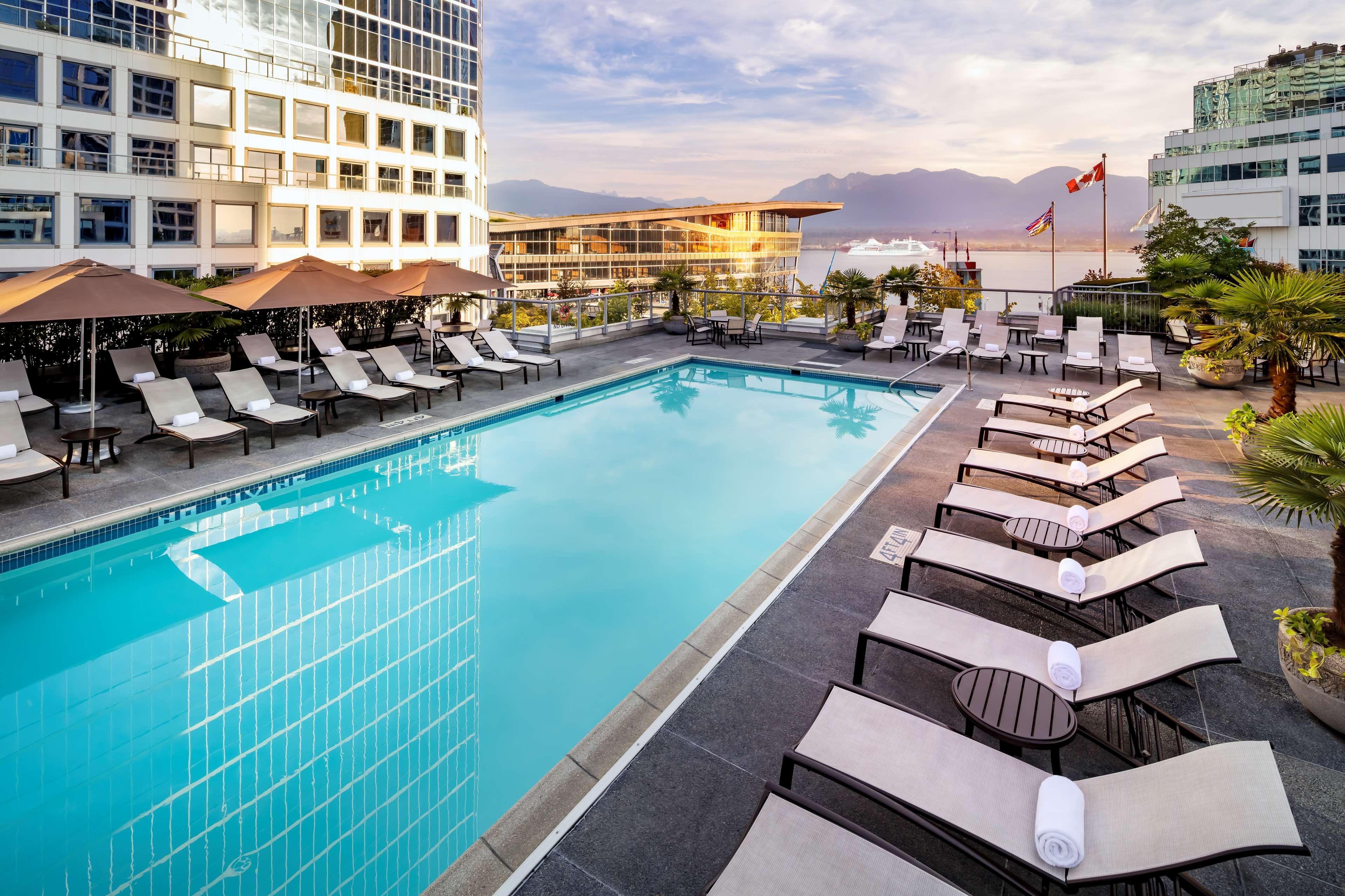 Hotel Fairmont Waterfront Vancouver Exteriér fotografie The pool at the Hotel Arts