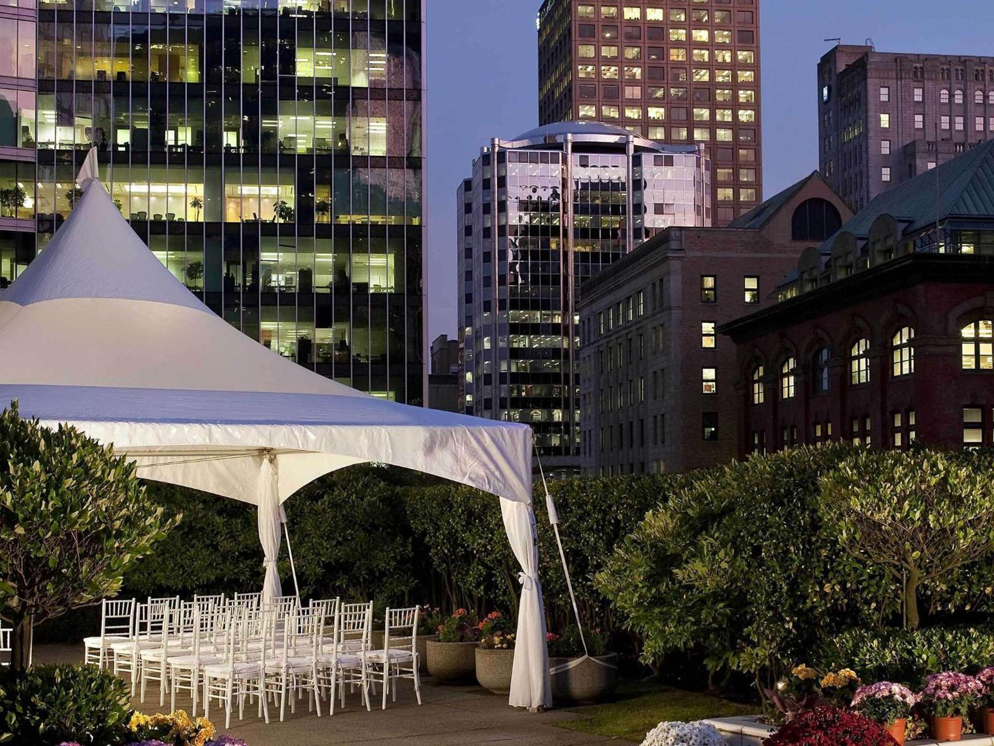 Hotel Fairmont Waterfront Vancouver Exteriér fotografie The Garden at Night