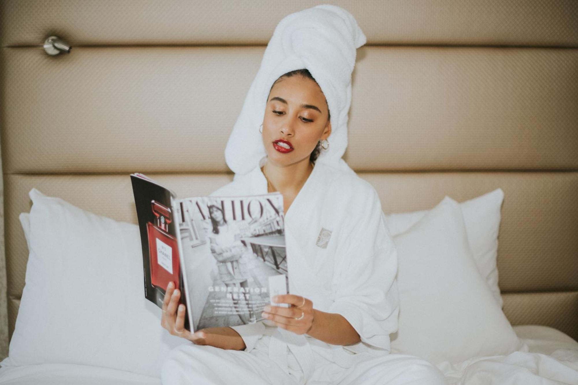 Hotel Fairmont Waterfront Vancouver Exteriér fotografie A woman wearing a bathrobe