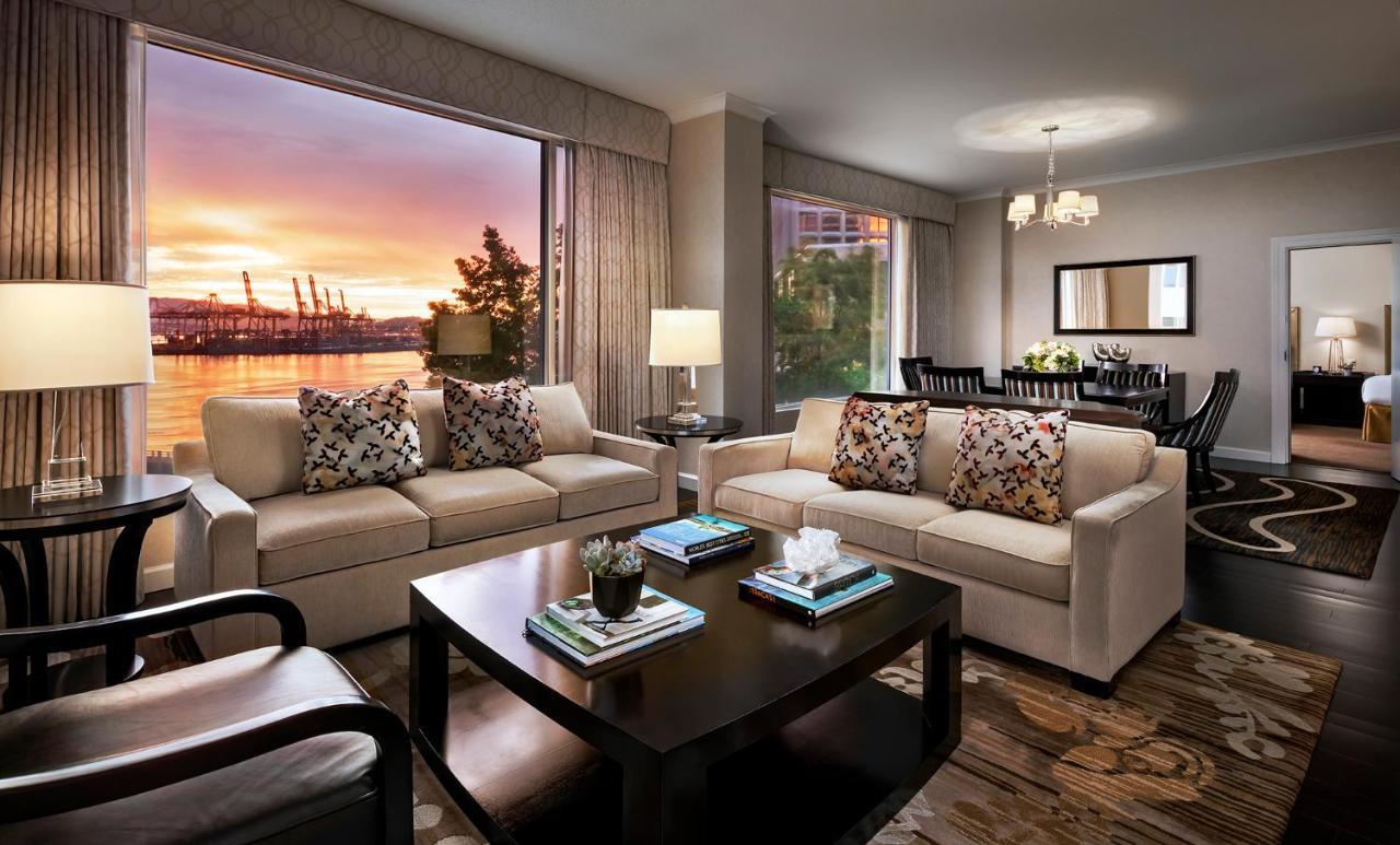 Hotel Fairmont Waterfront Vancouver Exteriér fotografie A living room at The Ritz-Carlton, Boston