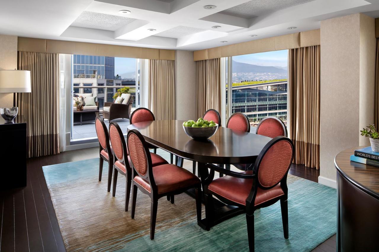 Hotel Fairmont Waterfront Vancouver Exteriér fotografie A dining room in a suite at Encore