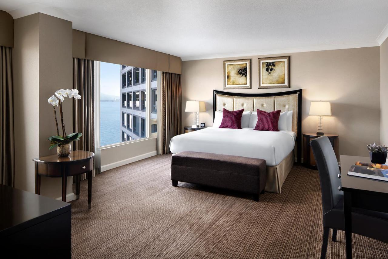 Hotel Fairmont Waterfront Vancouver Exteriér fotografie A guest room at the Four Seasons Hotel