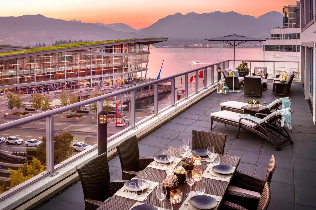 Hotel Fairmont Waterfront Vancouver Exteriér fotografie The rooftop patio at the Hotel Arts