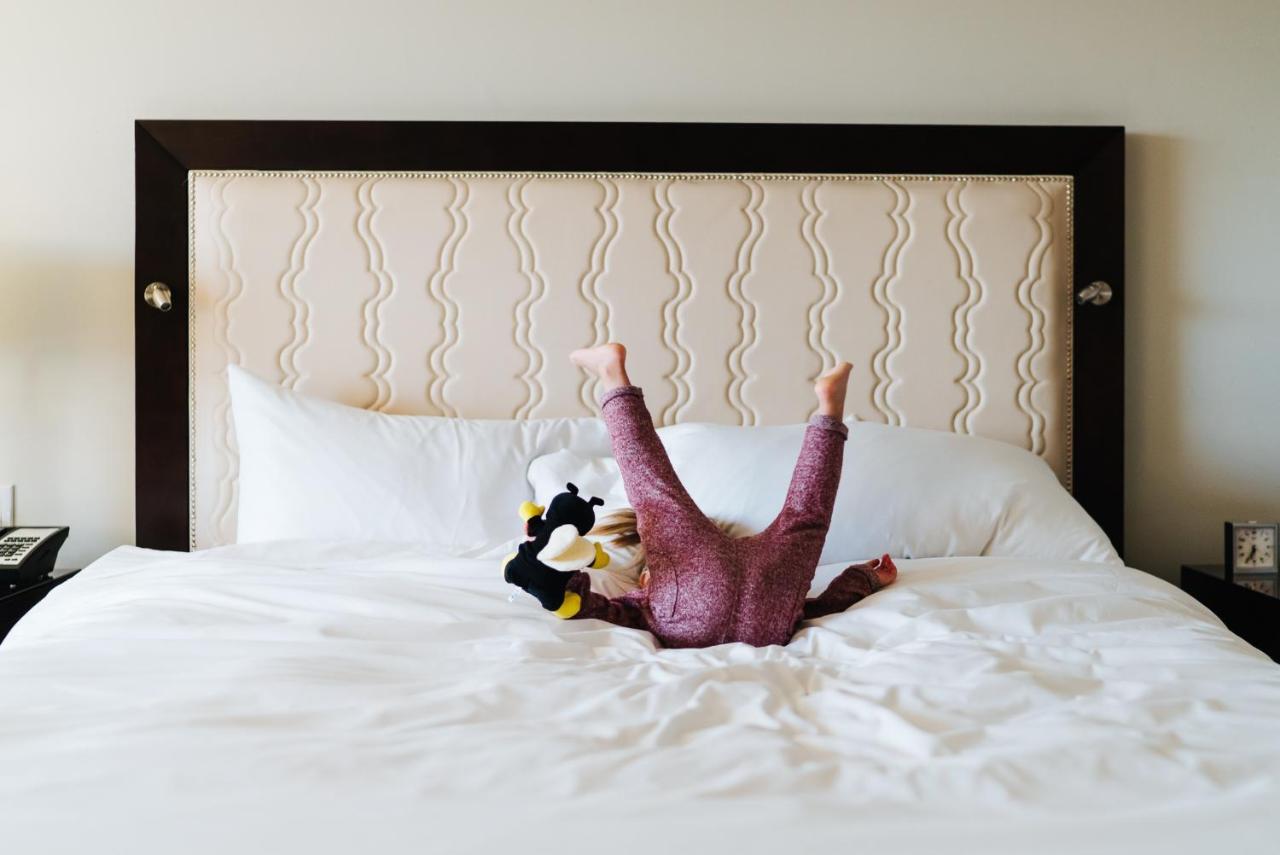 Hotel Fairmont Waterfront Vancouver Exteriér fotografie A child playing with a plush toy