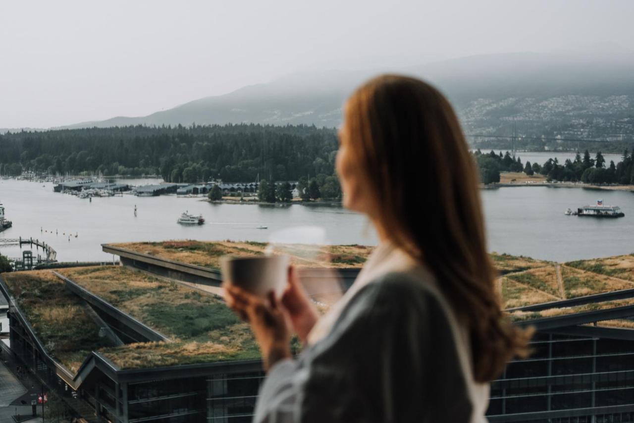 Hotel Fairmont Waterfront Vancouver Exteriér fotografie A woman drinking coffee