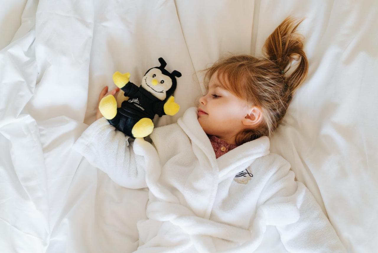 Hotel Fairmont Waterfront Vancouver Exteriér fotografie A child wearing a bathrobe