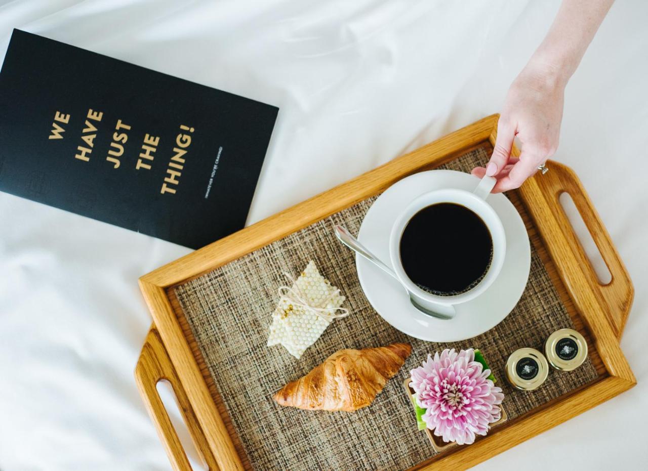 Hotel Fairmont Waterfront Vancouver Exteriér fotografie A tray with a cup of coffee