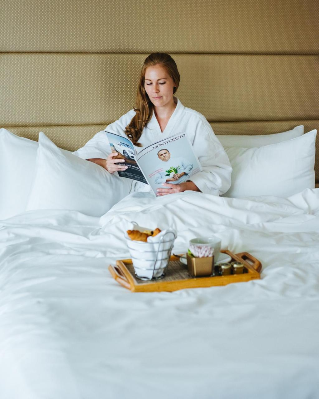 Hotel Fairmont Waterfront Vancouver Exteriér fotografie A woman in a bathrobe