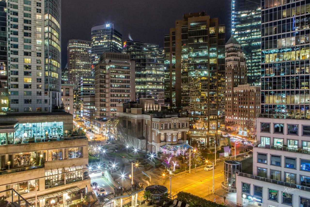 Hotel Fairmont Waterfront Vancouver Exteriér fotografie The Financial District at night