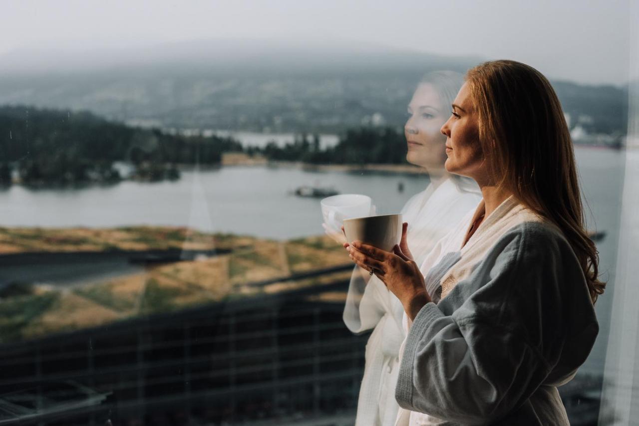 Hotel Fairmont Waterfront Vancouver Exteriér fotografie A woman wearing a bathrobe