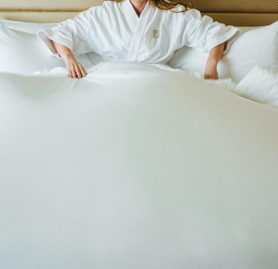 Hotel Fairmont Waterfront Vancouver Exteriér fotografie A woman in a bathrobe