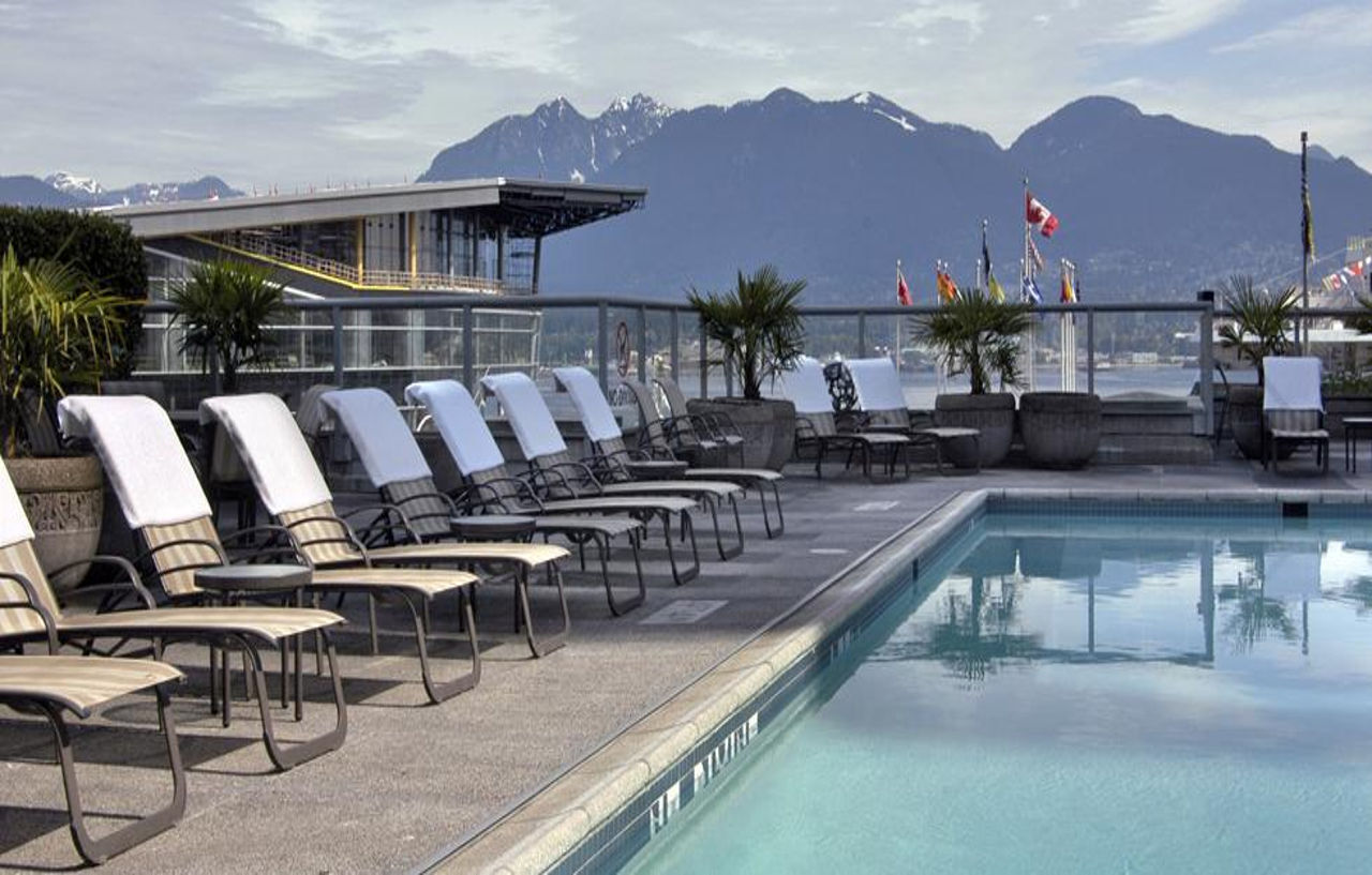 Hotel Fairmont Waterfront Vancouver Exteriér fotografie The pool at the Fairmont Pacific Rim